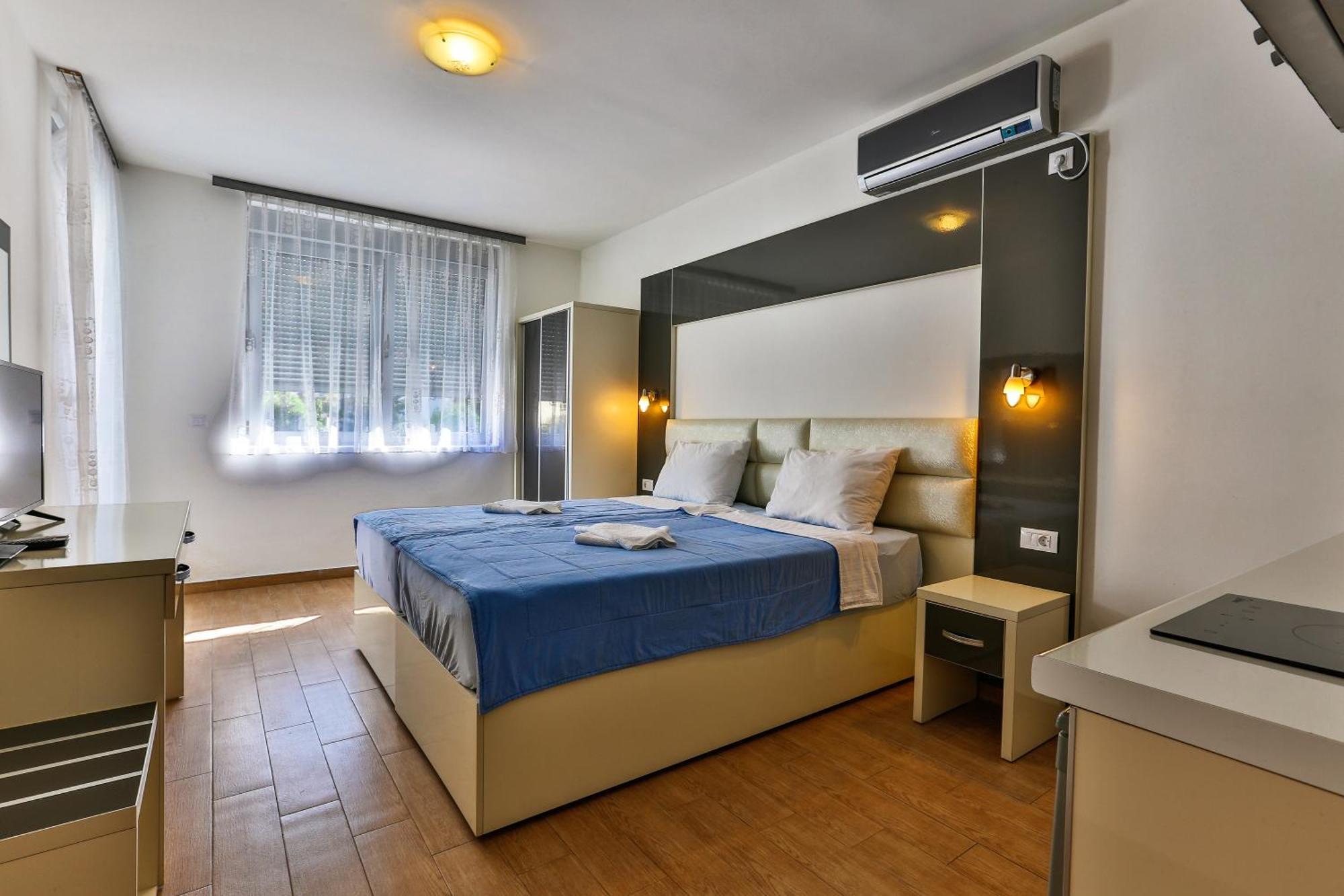 Villa Dvor Kornic Budva Bilik gambar